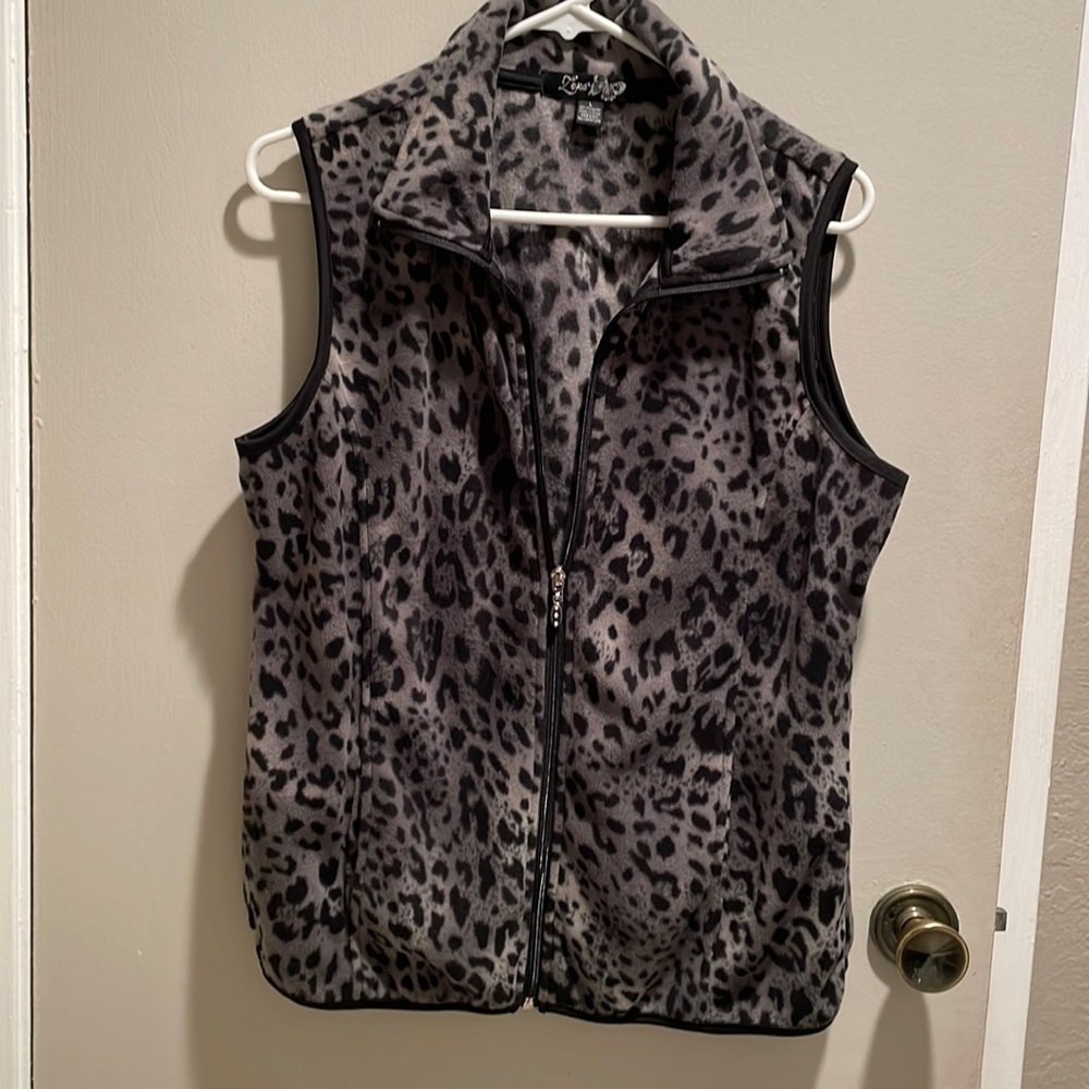 Black and gray cheetah print zip vest with two front pockets. Lightweight..soft